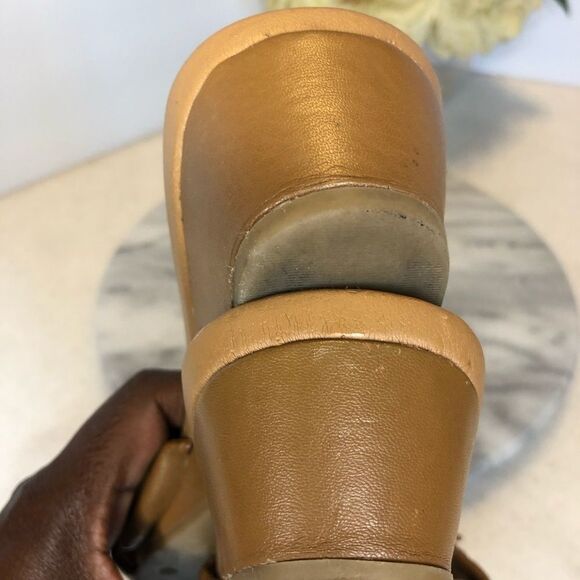 Tignanello tan thong sandals size 7 - Picture 5 of 8